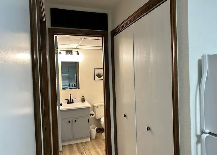 Capital On 6th Street - King Bed / Downtown! * Springfield