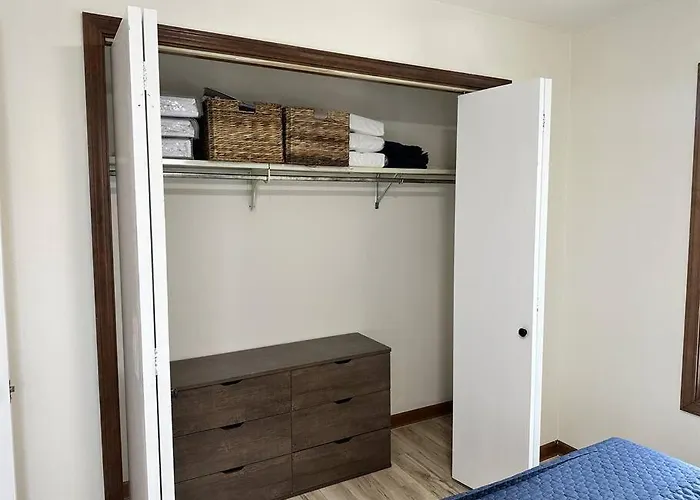 Capital On 6th Street - King Bed / Downtown! * Springfield