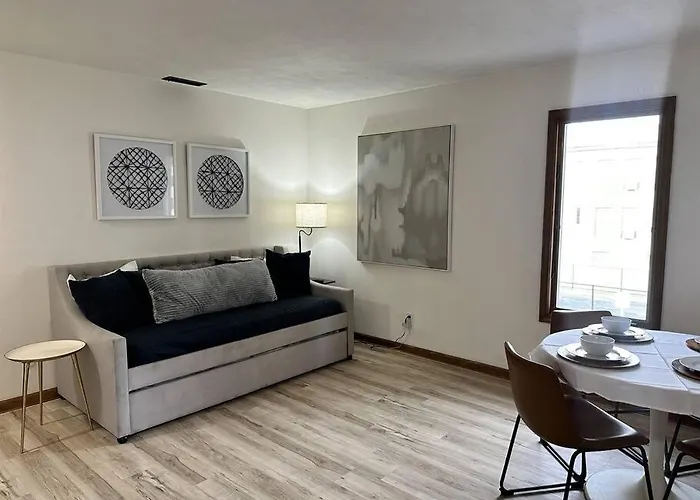 Apartment Capital On 6th Street - King Bed / Downtown! *