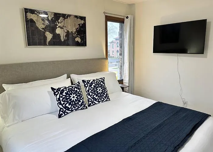 Capital On 6th Street - King Bed / Downtown!