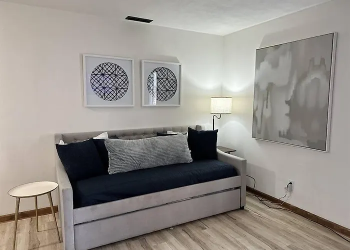 Capital On 6th Street - King Bed / Downtown! * Springfield