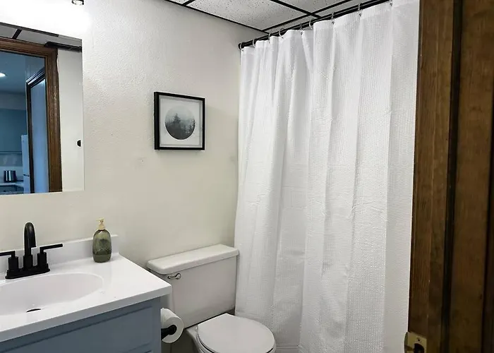 Capital On 6th Street - King Bed / Downtown! * Springfield