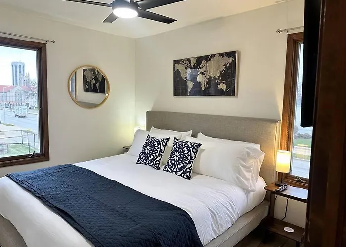 Capital On 6th Street - King Bed / Downtown!
